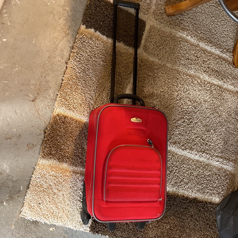 Red suitcase - Picture 2 of 12